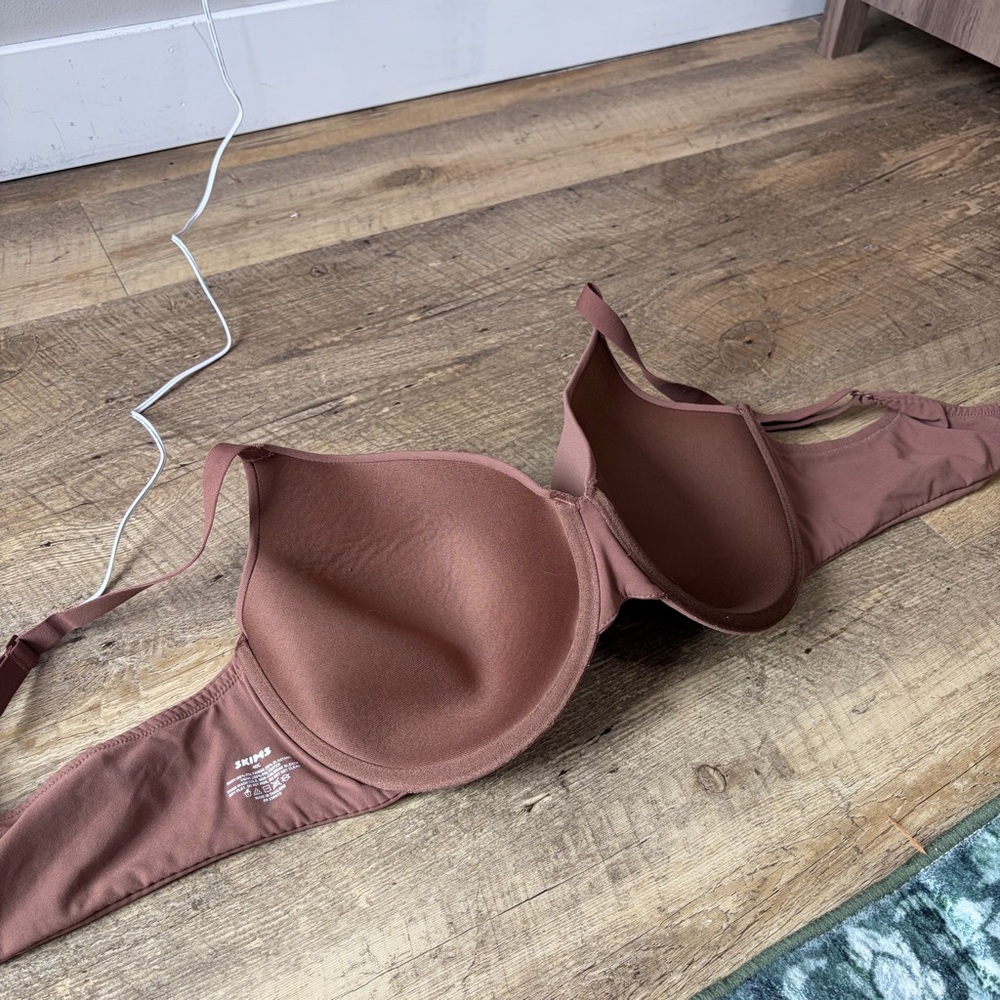 SKIMS 40C Fits Everybody T-Shirt Bra - Picture 3 of 6